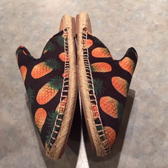 Rampage pineapple printed mules (sz 7 1/2) - Picture 2 of 8